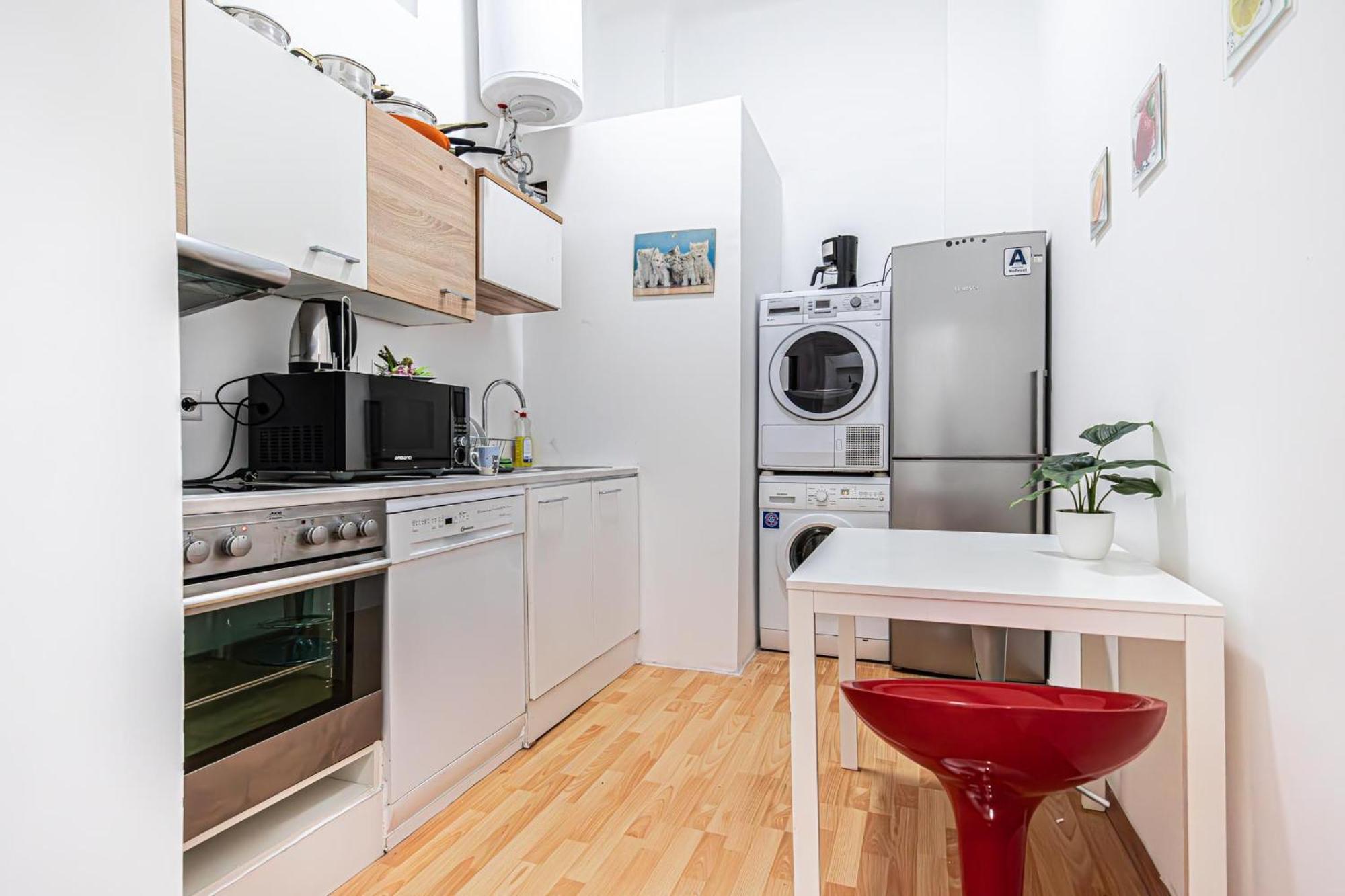 Apartment 4br For Up To 8p, 6-min To Lugner *